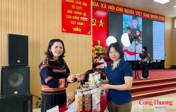 Bà Trần Thị Hồng Nguyệt, Bí thư Đảng uỷ, Chủ tịch HĐND phường Thống Nhất tham quan các sản phẩm địa phương.