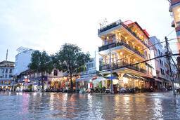 Rò rỉ điện khi triều cường ở Cần Thơ, 2 học sinh tử vong