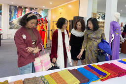 Khai mạc triển lãm chuyên đề ngành thêu ren, lụa, áo dài, túi vải 2025