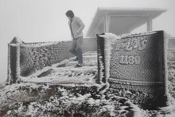 Không khí lạnh tràn về, miền Bắc rét nhất từ đầu mùa đông, Mẫu Sơn xuống đến 5 độ C