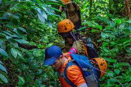 Cắm trại bên 'bể bơi vô cực' giữa thung lũng Ma Đa