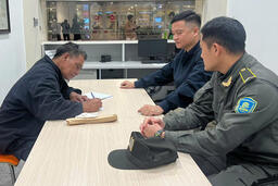 Hy hữu vụ khách quốc tế đi lạc ở phố cổ Hà Nội, đến sân bay cầu cứu