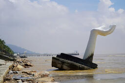 Thanh Hoá: Phá dỡ những bàn tay ‘khổng lồ’ ở biển Hải Tiến