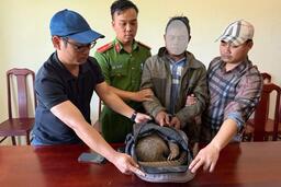 Mang tê tê đi bán, nam thanh niên bị phát hiện, bắt quả tang