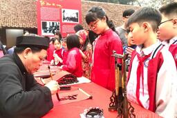 Hà Nội: Người dân, du khách rộn ràng khám phá Tết xưa