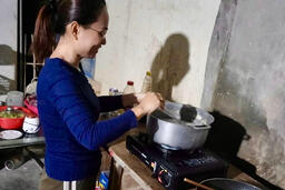 Tất bật lo Tết sau trận lũ lịch sử ở Khánh Hòa