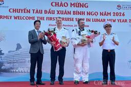 Khánh Hòa đón 800 du khách trên tàu biển hạng sang Seven Seas Explorer