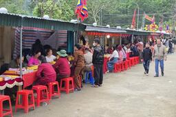 Hàng vạn du khách trẩy hội đầu xuân tại các điểm tâm linh xứ Thanh