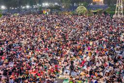 Choáng ngợp cảnh hàng vạn người đổ về núi Bà Đen trẩy hội xuân