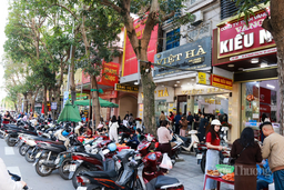 Bán xôi vỉa hè thu hàng chục triệu đồng trong ngày vía Thần Tài