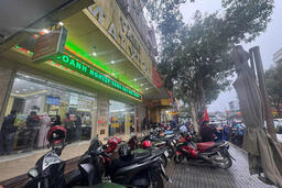 Giá vàng tăng cao, người dân mua vé số 'cầu lộc' ngày vía Thần Tài