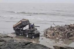 Đổ rác xuống bãi biển Hải Tiến, hủy hoại môi trường và làm ảnh hưởng đến du lịch