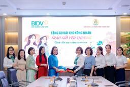 Công đoàn BIDV Lam Sơn trao 45 áo dài tặng nữ công nhân khó khăn