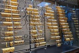 Giá vàng điều chỉnh mạnh sau đà tăng lịch sử, dòng tiền đổ vào dầu mỏ