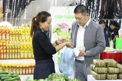 <a href="/thi-truong" title="Thị trường" rel="dofollow">Thị trường</a>