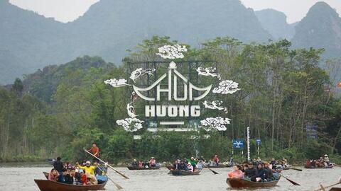 Khuyến cáo người chưa tiêm đủ liều vắc xin COVID-19 không nên đi chùa Hương
