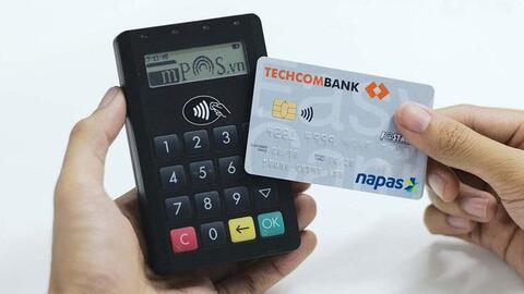 Tài khoản ngân hàng không hoạt động hơn 12 tháng, nộp tiền vào có bị trừ các khoản phí chưa thanh toán?