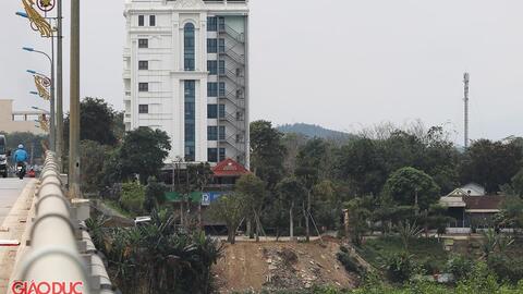 Doanh nghiệp đổ hàng trăm mét khối đất đá lấn sông Hiếu