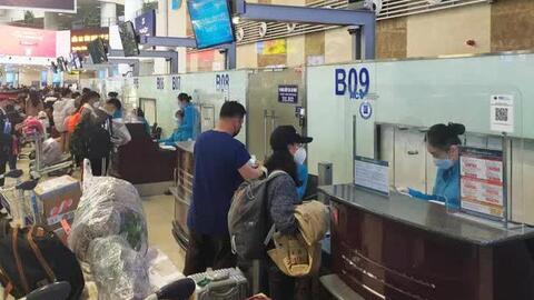Giá vé máy bay nhấp nhổm tăng theo giá xăng dầu