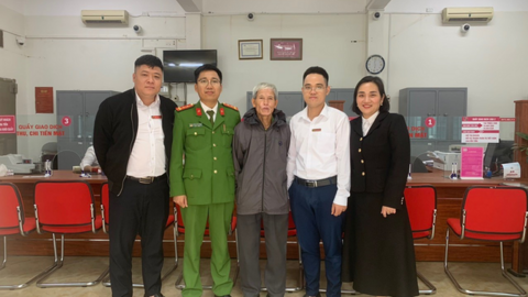 Nhận được cuộc gọi từ công an giả, cụ ông ra ngân hàng rút 500 triệu thì giao dịch viên lập tức báo công an thật
