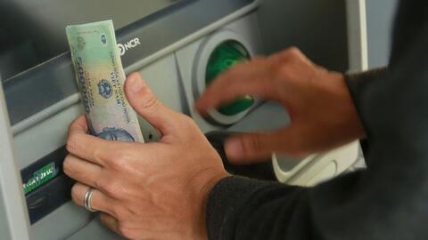 Cao điểm cận Tết vẫn ít người dân rút tiền mặt qua ATM