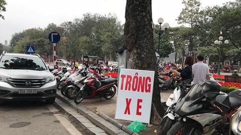 Nhan nhản bãi trông xe "chặt chém" quanh di tích