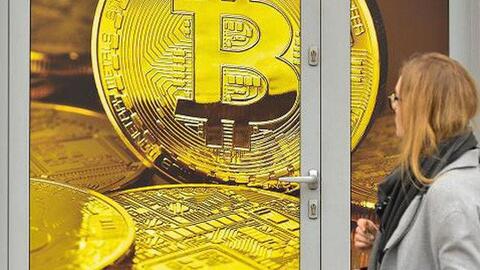 Giá Bitcoin bất ngờ tăng 17%, vượt 8.000 USD