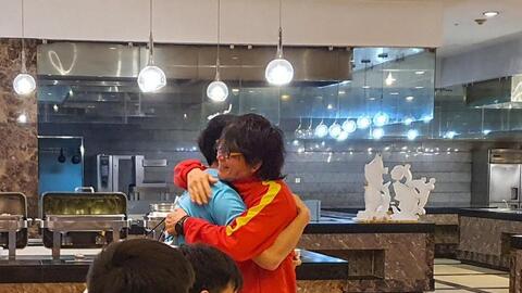 Đình Trọng ôm chặt bác sỹ Choi Ju-young nói lời tạm biệt