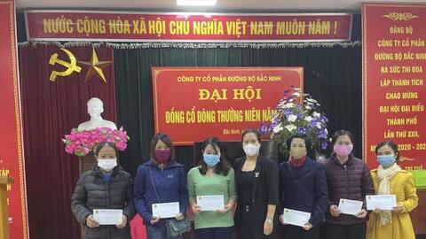 Báo Lao Động cùng Agribank hỗ trợ công nhân khó khăn ở Bắc Ninh