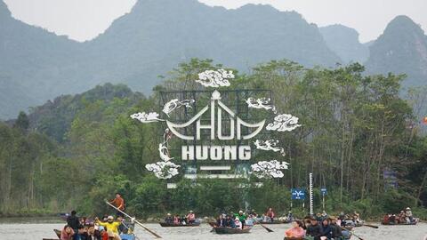 Khuyến cáo người chưa tiêm đủ liều vắc xin COVID-19 không nên đi chùa Hương