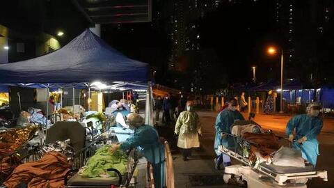 Hồng Kông: Ca nhiễm Covid-19 tăng đột biến, bệnh nhân nằm vật vờ ngoài bệnh viện