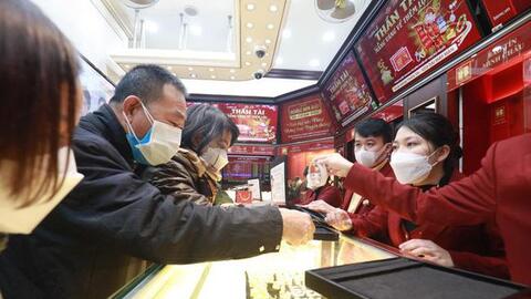 Vàng trong nước 'lững thững' đi lên, giá thế giới đạt đỉnh 8 tháng