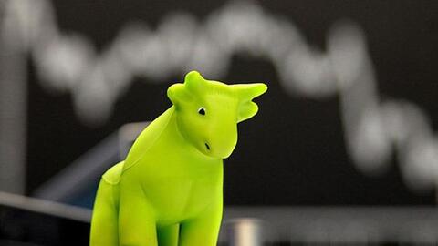 Cổ phiếu xăng dầu đồng loạt tăng kịch trần, "kéo" VN-Index tăng gần 15 điểm