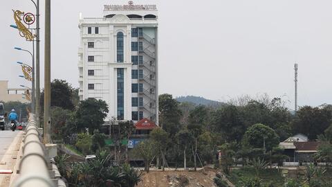 Doanh nghiệp đổ hàng trăm mét khối đất đá lấn sông Hiếu