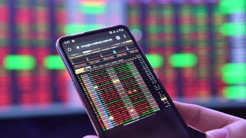 Cổ phiếu đầu cơ nóng rớt giá hàng chục phần trăm, nhà đầu tư lỗ quá đua nhau xoá ứng dụng chứng khoán để "mắt không thấy tim không đau"