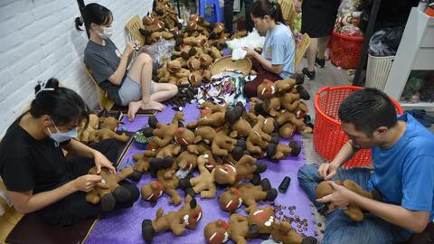 Cận cảnh xưởng sản xuất linh vật Sao La đặc biệt hướng tới SEA Games 31