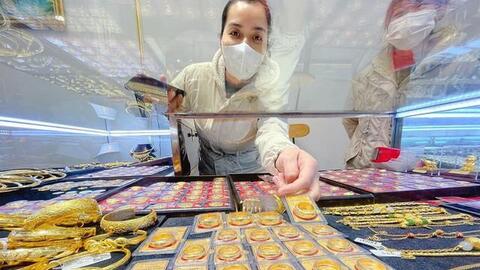 Giá vàng trong nước 'bốc hơi' 1,1 triệu đồng/lượng