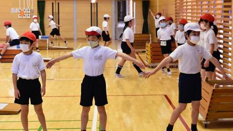 Học sinh Nhật Bản được bỏ khẩu trang khi đến trường