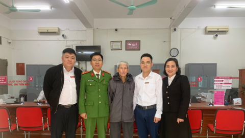 Nhận được cuộc gọi từ công an giả, cụ ông ra ngân hàng rút 500 triệu thì giao dịch viên lập tức báo công an thật