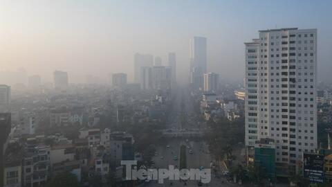 Cận cảnh trời Hà Nội mù mịt, bụi mịn giăng như sương