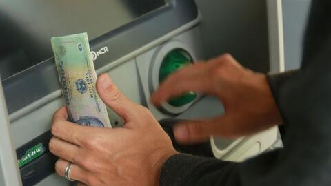 Cao điểm cận Tết vẫn ít người dân rút tiền mặt qua ATM