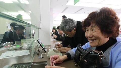 Gửi tiết kiệm hay mua bất động sản đều sẽ mất giá trị sau 10 năm? Chủ tịch ngân hàng thẳng thắn: Có 2 thứ này trong tay thì không cần hoảng sợ