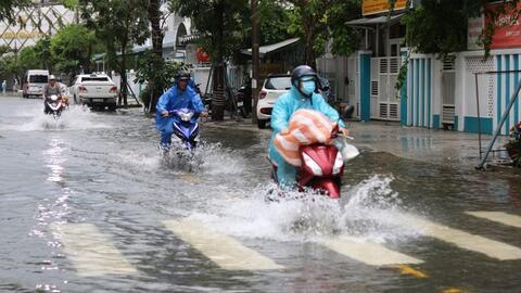Nam Bộ và miền Trung đón mưa lớn kéo dài