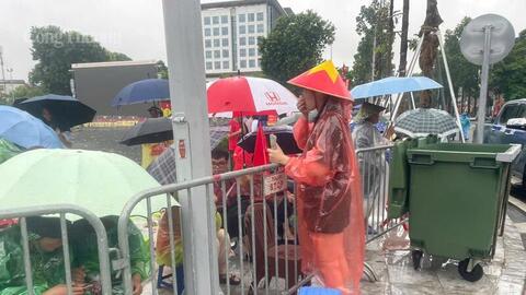 Ghế nhựa được bán với giá 50.000 đồng bên lề sơ duyệt diễu binh