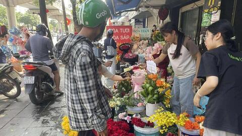 Thị trường quà tặng 20/11: Đa dạng lựa chọn, nhiều phân khúc