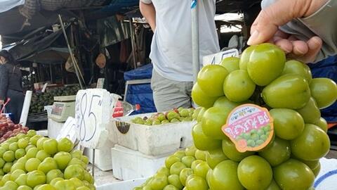 Hoa quả ngoại giá rẻ, tràn lan chợ đầu mối phía Nam Hà Nội