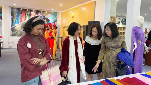 Khai mạc triển lãm chuyên đề ngành thêu ren, lụa, áo dài, túi vải 2025