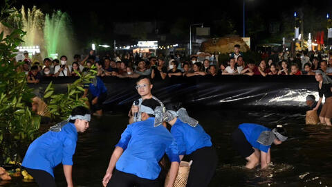 Độc lạ cuộc thi mò cua, đua cua ở Cà Mau