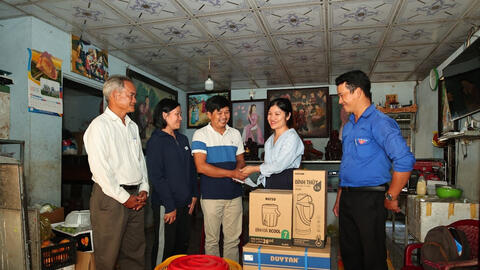 Nhựa Duy Tân hỗ trợ người dân Huế khắc phục hậu quả bão lũ