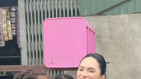 Hương Giang gây xúc động, lao vào vùng lũ hỗ trợ đồng bào ngay sau khi về nước